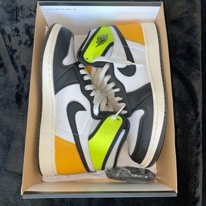 University Gold Volt Jordan 1